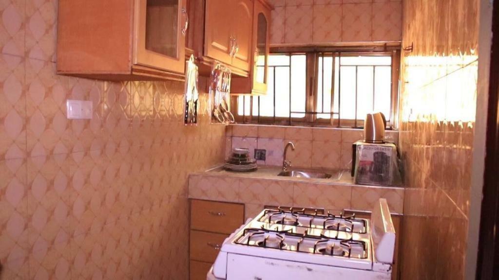 Gya-Son Royal Guest House クマシ エクステリア 写真